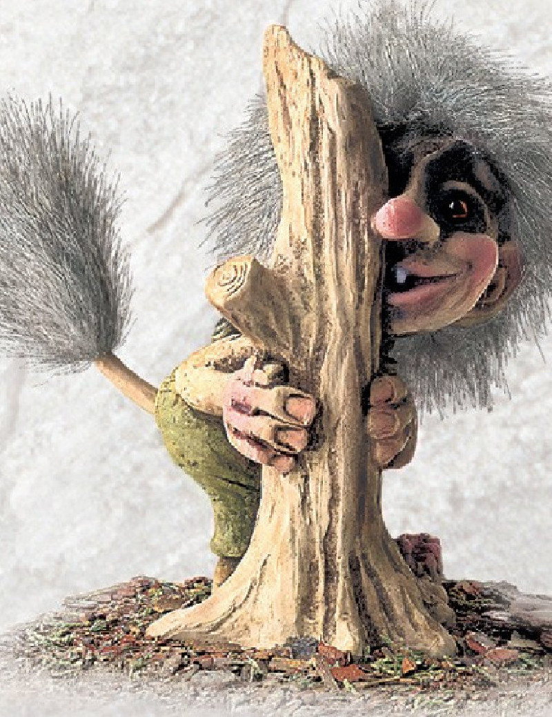 Vecchio femmina troll dietro l'albero