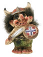 Troll mit Wikingerhelm, Schild und Schwert